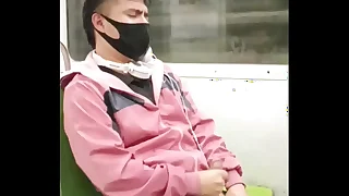 Joven Tretcho se masturba en el &uacute;ltimo vag&oacute;n del metro